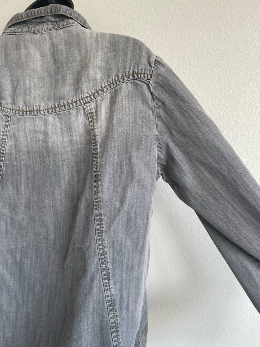 Cloth & Stone Anthropologie Button Down Shirt Gray Chambray Lightweight XS - Picture 10 of 12